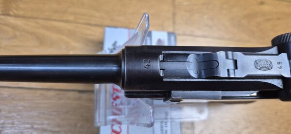 Très beau et atypique Luger P08 - Fabrication Mauser code 42 au "Mauser Banner" - Arme "bi-matricule " - Sur base d'une rare arme Mauser de 1942 - Mécanique plus qu'excellente - Esthétique superbe - Canon excellent - Superbe Luger de tir pour une excellente occasion ! TBE++ – Image 18