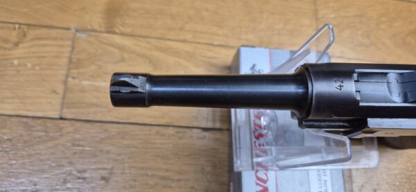 Très beau et atypique Luger P08 - Fabrication Mauser code 42 au "Mauser Banner" - Arme "bi-matricule " - Sur base d'une rare arme Mauser de 1942 - Mécanique plus qu'excellente - Esthétique superbe - Canon excellent - Superbe Luger de tir pour une excellente occasion ! TBE++ – Image 19
