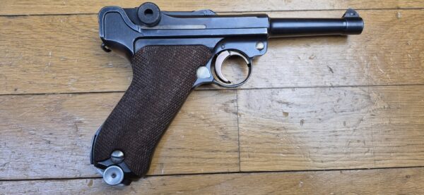Très beau et atypique Luger P08 - Fabrication Mauser code 42 au "Mauser Banner" - Arme "bi-matricule " - Sur base d'une rare arme Mauser de 1942 - Mécanique plus qu'excellente - Esthétique superbe - Canon excellent - Superbe Luger de tir pour une excellente occasion ! TBE++ – Image 20
