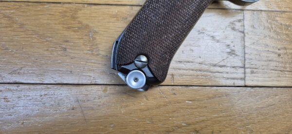 Très beau et atypique Luger P08 - Fabrication Mauser code 42 au "Mauser Banner" - Arme "bi-matricule " - Sur base d'une rare arme Mauser de 1942 - Mécanique plus qu'excellente - Esthétique superbe - Canon excellent - Superbe Luger de tir pour une excellente occasion ! TBE++ – Image 21