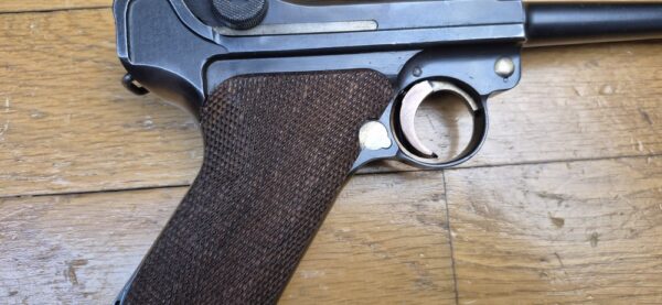 Très beau et atypique Luger P08 - Fabrication Mauser code 42 au "Mauser Banner" - Arme "bi-matricule " - Sur base d'une rare arme Mauser de 1942 - Mécanique plus qu'excellente - Esthétique superbe - Canon excellent - Superbe Luger de tir pour une excellente occasion ! TBE++ – Image 22