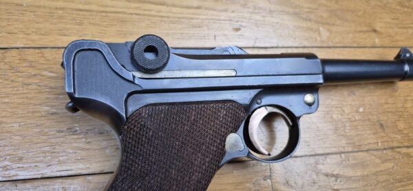 Très beau et atypique Luger P08 - Fabrication Mauser code 42 au "Mauser Banner" - Arme "bi-matricule " - Sur base d'une rare arme Mauser de 1942 - Mécanique plus qu'excellente - Esthétique superbe - Canon excellent - Superbe Luger de tir pour une excellente occasion ! TBE++ – Image 23