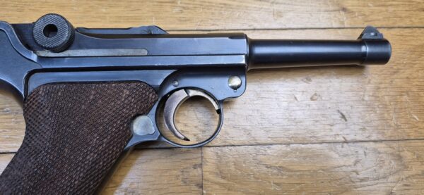 Très beau et atypique Luger P08 - Fabrication Mauser code 42 au "Mauser Banner" - Arme "bi-matricule " - Sur base d'une rare arme Mauser de 1942 - Mécanique plus qu'excellente - Esthétique superbe - Canon excellent - Superbe Luger de tir pour une excellente occasion ! TBE++ – Image 24