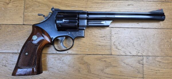 Un autre ! Terreur des ours ! – Revolver Smith & Wesson M29-2 – Cal .44Mag - Rare canon 8' 3/8 pouces – Le plus long du catalogue ! – Finition bronzée hors pair - Arme de 1976 – Mécanique époustouflante et introuvable aujourd'hui – Mythe cinématographique autant qu'armurier! - TBE++! – Image 2