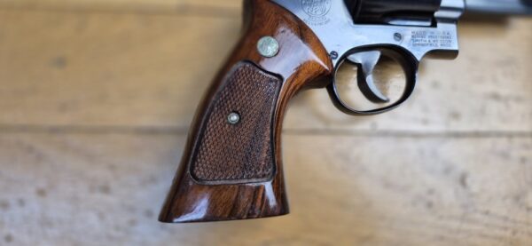 Un autre ! Terreur des ours ! – Revolver Smith & Wesson M29-2 – Cal .44Mag - Rare canon 8' 3/8 pouces – Le plus long du catalogue ! – Finition bronzée hors pair - Arme de 1976 – Mécanique époustouflante et introuvable aujourd'hui – Mythe cinématographique autant qu'armurier! - TBE++! – Image 3