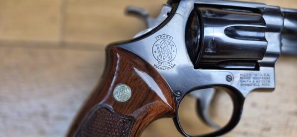 Un autre ! Terreur des ours ! – Revolver Smith & Wesson M29-2 – Cal .44Mag - Rare canon 8' 3/8 pouces – Le plus long du catalogue ! – Finition bronzée hors pair - Arme de 1976 – Mécanique époustouflante et introuvable aujourd'hui – Mythe cinématographique autant qu'armurier! - TBE++! – Image 4