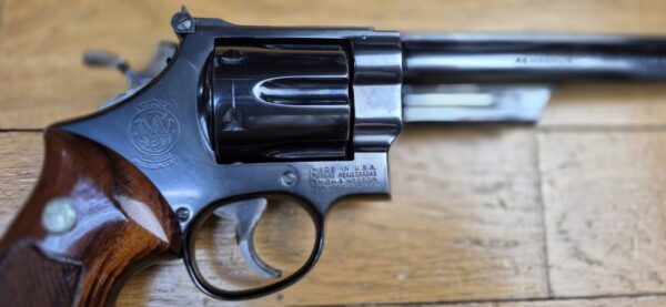 Un autre ! Terreur des ours ! – Revolver Smith & Wesson M29-2 – Cal .44Mag - Rare canon 8' 3/8 pouces – Le plus long du catalogue ! – Finition bronzée hors pair - Arme de 1976 – Mécanique époustouflante et introuvable aujourd'hui – Mythe cinématographique autant qu'armurier! - TBE++! – Image 6