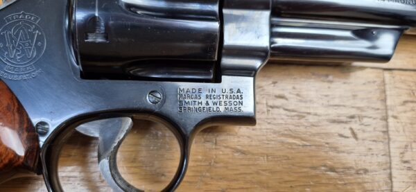 Un autre ! Terreur des ours ! – Revolver Smith & Wesson M29-2 – Cal .44Mag - Rare canon 8' 3/8 pouces – Le plus long du catalogue ! – Finition bronzée hors pair - Arme de 1976 – Mécanique époustouflante et introuvable aujourd'hui – Mythe cinématographique autant qu'armurier! - TBE++! – Image 7