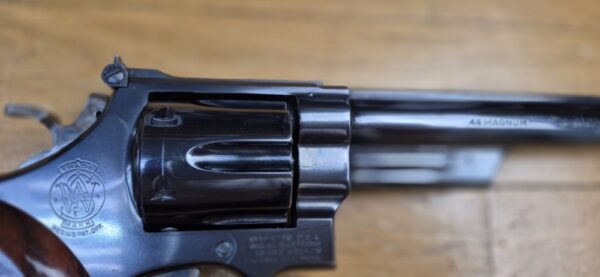 Un autre ! Terreur des ours ! – Revolver Smith & Wesson M29-2 – Cal .44Mag - Rare canon 8' 3/8 pouces – Le plus long du catalogue ! – Finition bronzée hors pair - Arme de 1976 – Mécanique époustouflante et introuvable aujourd'hui – Mythe cinématographique autant qu'armurier! - TBE++! – Image 8