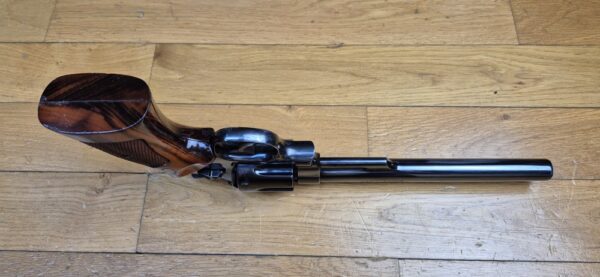 Un autre ! Terreur des ours ! – Revolver Smith & Wesson M29-2 – Cal .44Mag - Rare canon 8' 3/8 pouces – Le plus long du catalogue ! – Finition bronzée hors pair - Arme de 1976 – Mécanique époustouflante et introuvable aujourd'hui – Mythe cinématographique autant qu'armurier! - TBE++! – Image 11
