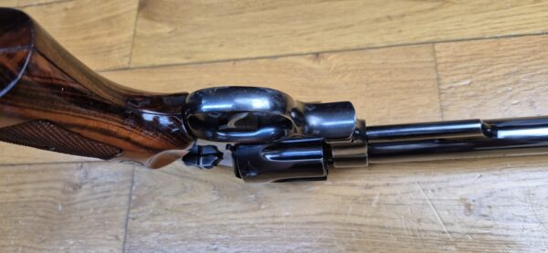 Un autre ! Terreur des ours ! – Revolver Smith & Wesson M29-2 – Cal .44Mag - Rare canon 8' 3/8 pouces – Le plus long du catalogue ! – Finition bronzée hors pair - Arme de 1976 – Mécanique époustouflante et introuvable aujourd'hui – Mythe cinématographique autant qu'armurier! - TBE++! – Image 13