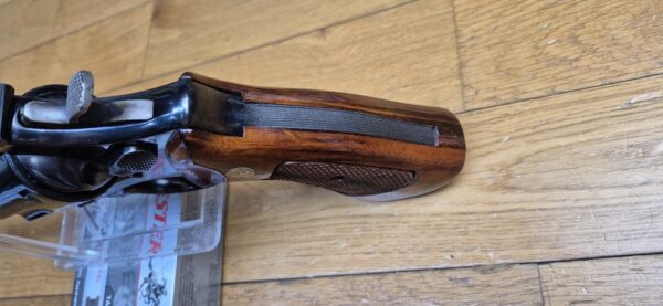 Un autre ! Terreur des ours ! – Revolver Smith & Wesson M29-2 – Cal .44Mag - Rare canon 8' 3/8 pouces – Le plus long du catalogue ! – Finition bronzée hors pair - Arme de 1976 – Mécanique époustouflante et introuvable aujourd'hui – Mythe cinématographique autant qu'armurier! - TBE++! – Image 17