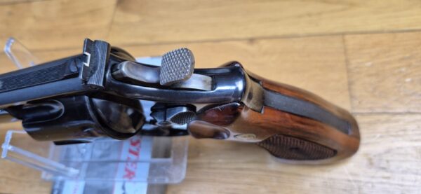 Un autre ! Terreur des ours ! – Revolver Smith & Wesson M29-2 – Cal .44Mag - Rare canon 8' 3/8 pouces – Le plus long du catalogue ! – Finition bronzée hors pair - Arme de 1976 – Mécanique époustouflante et introuvable aujourd'hui – Mythe cinématographique autant qu'armurier! - TBE++! – Image 18