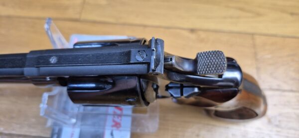 Un autre ! Terreur des ours ! – Revolver Smith & Wesson M29-2 – Cal .44Mag - Rare canon 8' 3/8 pouces – Le plus long du catalogue ! – Finition bronzée hors pair - Arme de 1976 – Mécanique époustouflante et introuvable aujourd'hui – Mythe cinématographique autant qu'armurier! - TBE++! – Image 19