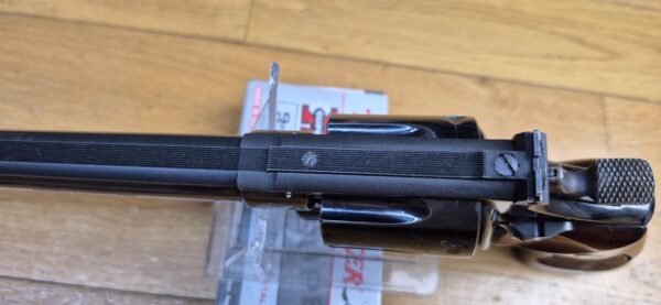 Un autre ! Terreur des ours ! – Revolver Smith & Wesson M29-2 – Cal .44Mag - Rare canon 8' 3/8 pouces – Le plus long du catalogue ! – Finition bronzée hors pair - Arme de 1976 – Mécanique époustouflante et introuvable aujourd'hui – Mythe cinématographique autant qu'armurier! - TBE++! – Image 21