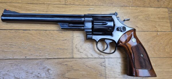 Un autre ! Terreur des ours ! – Revolver Smith & Wesson M29-2 – Cal .44Mag - Rare canon 8' 3/8 pouces – Le plus long du catalogue ! – Finition bronzée hors pair - Arme de 1976 – Mécanique époustouflante et introuvable aujourd'hui – Mythe cinématographique autant qu'armurier! - TBE++! – Image 23