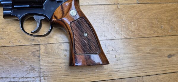 Un autre ! Terreur des ours ! – Revolver Smith & Wesson M29-2 – Cal .44Mag - Rare canon 8' 3/8 pouces – Le plus long du catalogue ! – Finition bronzée hors pair - Arme de 1976 – Mécanique époustouflante et introuvable aujourd'hui – Mythe cinématographique autant qu'armurier! - TBE++! – Image 24