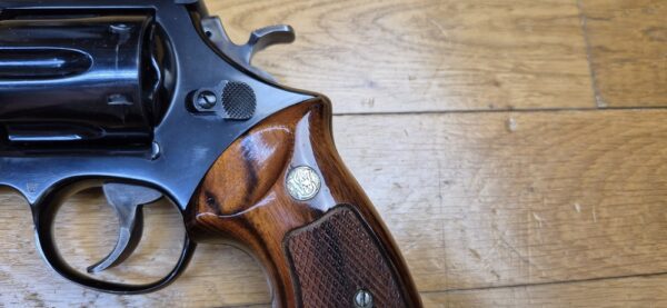 Un autre ! Terreur des ours ! – Revolver Smith & Wesson M29-2 – Cal .44Mag - Rare canon 8' 3/8 pouces – Le plus long du catalogue ! – Finition bronzée hors pair - Arme de 1976 – Mécanique époustouflante et introuvable aujourd'hui – Mythe cinématographique autant qu'armurier! - TBE++! – Image 25