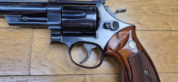 Un autre ! Terreur des ours ! – Revolver Smith & Wesson M29-2 – Cal .44Mag - Rare canon 8' 3/8 pouces – Le plus long du catalogue ! – Finition bronzée hors pair - Arme de 1976 – Mécanique époustouflante et introuvable aujourd'hui – Mythe cinématographique autant qu'armurier! - TBE++! – Image 26