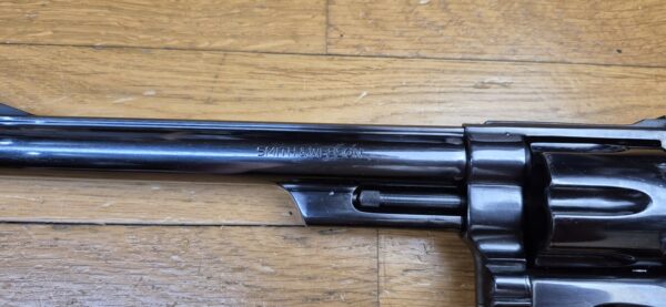 Un autre ! Terreur des ours ! – Revolver Smith & Wesson M29-2 – Cal .44Mag - Rare canon 8' 3/8 pouces – Le plus long du catalogue ! – Finition bronzée hors pair - Arme de 1976 – Mécanique époustouflante et introuvable aujourd'hui – Mythe cinématographique autant qu'armurier! - TBE++! – Image 27