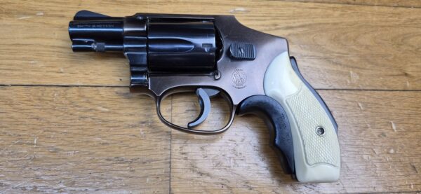Très rare revolver Smith&Wesson Model 42 Centenial - Un 36 Chief Special sans marteau extérieur - 5 coups en cal.38SP - Modèle du centenaire 1952 - Version allégée de défense rapprochée - Rare et superbe finition deux tons Noir / Bronze à plaquettes os - Le vrai "Bodyguard" ! - Superbe état esthétique - Excellent état mécanique - Pièce d'exception ! - TBE ++ – Image 2
