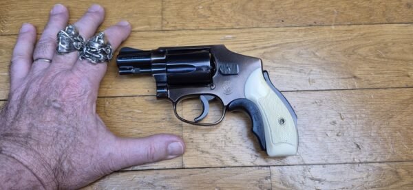 Très rare revolver Smith&Wesson Model 42 Centenial - Un 36 Chief Special sans marteau extérieur - 5 coups en cal.38SP - Modèle du centenaire 1952 - Version allégée de défense rapprochée - Rare et superbe finition deux tons Noir / Bronze à plaquettes os - Le vrai "Bodyguard" ! - Superbe état esthétique - Excellent état mécanique - Pièce d'exception ! - TBE ++ – Image 3