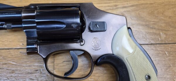 Très rare revolver Smith&Wesson Model 42 Centenial - Un 36 Chief Special sans marteau extérieur - 5 coups en cal.38SP - Modèle du centenaire 1952 - Version allégée de défense rapprochée - Rare et superbe finition deux tons Noir / Bronze à plaquettes os - Le vrai "Bodyguard" ! - Superbe état esthétique - Excellent état mécanique - Pièce d'exception ! - TBE ++ – Image 5