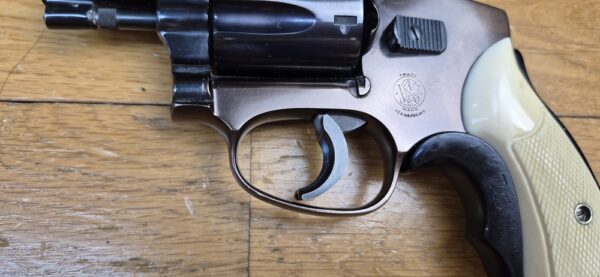 Très rare revolver Smith&Wesson Model 42 Centenial - Un 36 Chief Special sans marteau extérieur - 5 coups en cal.38SP - Modèle du centenaire 1952 - Version allégée de défense rapprochée - Rare et superbe finition deux tons Noir / Bronze à plaquettes os - Le vrai "Bodyguard" ! - Superbe état esthétique - Excellent état mécanique - Pièce d'exception ! - TBE ++ – Image 6