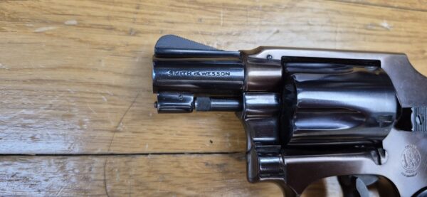 Très rare revolver Smith&Wesson Model 42 Centenial - Un 36 Chief Special sans marteau extérieur - 5 coups en cal.38SP - Modèle du centenaire 1952 - Version allégée de défense rapprochée - Rare et superbe finition deux tons Noir / Bronze à plaquettes os - Le vrai "Bodyguard" ! - Superbe état esthétique - Excellent état mécanique - Pièce d'exception ! - TBE ++ – Image 7