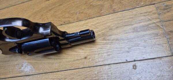 Très rare revolver Smith&Wesson Model 42 Centenial - Un 36 Chief Special sans marteau extérieur - 5 coups en cal.38SP - Modèle du centenaire 1952 - Version allégée de défense rapprochée - Rare et superbe finition deux tons Noir / Bronze à plaquettes os - Le vrai "Bodyguard" ! - Superbe état esthétique - Excellent état mécanique - Pièce d'exception ! - TBE ++ – Image 11