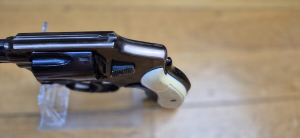 Très rare revolver Smith&Wesson Model 42 Centenial - Un 36 Chief Special sans marteau extérieur - 5 coups en cal.38SP - Modèle du centenaire 1952 - Version allégée de défense rapprochée - Rare et superbe finition deux tons Noir / Bronze à plaquettes os - Le vrai "Bodyguard" ! - Superbe état esthétique - Excellent état mécanique - Pièce d'exception ! - TBE ++ – Image 13