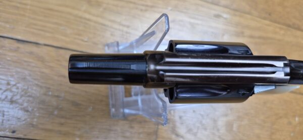 Très rare revolver Smith&Wesson Model 42 Centenial - Un 36 Chief Special sans marteau extérieur - 5 coups en cal.38SP - Modèle du centenaire 1952 - Version allégée de défense rapprochée - Rare et superbe finition deux tons Noir / Bronze à plaquettes os - Le vrai "Bodyguard" ! - Superbe état esthétique - Excellent état mécanique - Pièce d'exception ! - TBE ++ – Image 14