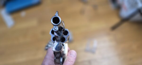 Très rare revolver Smith&Wesson Model 42 Centenial - Un 36 Chief Special sans marteau extérieur - 5 coups en cal.38SP - Modèle du centenaire 1952 - Version allégée de défense rapprochée - Rare et superbe finition deux tons Noir / Bronze à plaquettes os - Le vrai "Bodyguard" ! - Superbe état esthétique - Excellent état mécanique - Pièce d'exception ! - TBE ++ – Image 15