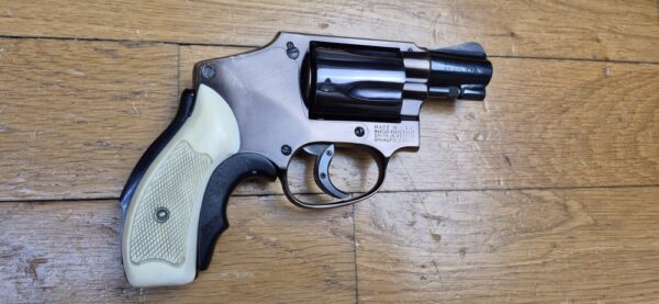 Très rare revolver Smith&Wesson Model 42 Centenial - Un 36 Chief Special sans marteau extérieur - 5 coups en cal.38SP - Modèle du centenaire 1952 - Version allégée de défense rapprochée - Rare et superbe finition deux tons Noir / Bronze à plaquettes os - Le vrai "Bodyguard" ! - Superbe état esthétique - Excellent état mécanique - Pièce d'exception ! - TBE ++ – Image 16