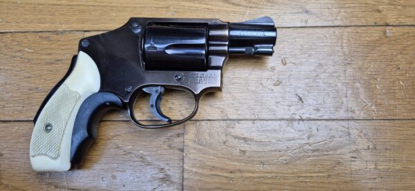 Très rare revolver Smith&Wesson Model 42 Centenial - Un 36 Chief Special sans marteau extérieur - 5 coups en cal.38SP - Modèle du centenaire 1952 - Version allégée de défense rapprochée - Rare et superbe finition deux tons Noir / Bronze à plaquettes os - Le vrai "Bodyguard" ! - Superbe état esthétique - Excellent état mécanique - Pièce d'exception ! - TBE ++ – Image 17
