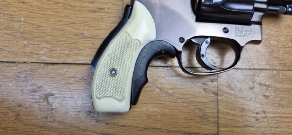 Très rare revolver Smith&Wesson Model 42 Centenial - Un 36 Chief Special sans marteau extérieur - 5 coups en cal.38SP - Modèle du centenaire 1952 - Version allégée de défense rapprochée - Rare et superbe finition deux tons Noir / Bronze à plaquettes os - Le vrai "Bodyguard" ! - Superbe état esthétique - Excellent état mécanique - Pièce d'exception ! - TBE ++ – Image 18