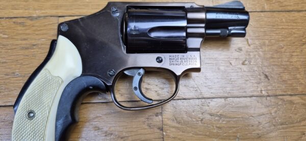Très rare revolver Smith&Wesson Model 42 Centenial - Un 36 Chief Special sans marteau extérieur - 5 coups en cal.38SP - Modèle du centenaire 1952 - Version allégée de défense rapprochée - Rare et superbe finition deux tons Noir / Bronze à plaquettes os - Le vrai "Bodyguard" ! - Superbe état esthétique - Excellent état mécanique - Pièce d'exception ! - TBE ++ – Image 19