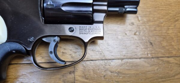 Très rare revolver Smith&Wesson Model 42 Centenial - Un 36 Chief Special sans marteau extérieur - 5 coups en cal.38SP - Modèle du centenaire 1952 - Version allégée de défense rapprochée - Rare et superbe finition deux tons Noir / Bronze à plaquettes os - Le vrai "Bodyguard" ! - Superbe état esthétique - Excellent état mécanique - Pièce d'exception ! - TBE ++ – Image 20