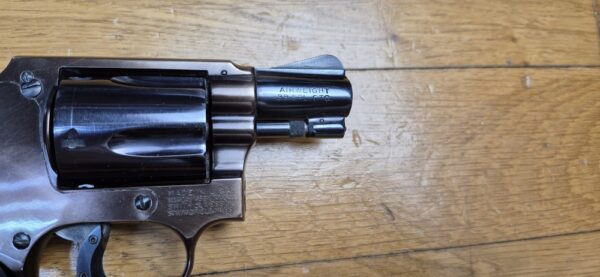 Très rare revolver Smith&Wesson Model 42 Centenial - Un 36 Chief Special sans marteau extérieur - 5 coups en cal.38SP - Modèle du centenaire 1952 - Version allégée de défense rapprochée - Rare et superbe finition deux tons Noir / Bronze à plaquettes os - Le vrai "Bodyguard" ! - Superbe état esthétique - Excellent état mécanique - Pièce d'exception ! - TBE ++ – Image 21