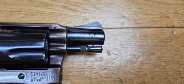 Très rare revolver Smith&Wesson Model 42 Centenial - Un 36 Chief Special sans marteau extérieur - 5 coups en cal.38SP - Modèle du centenaire 1952 - Version allégée de défense rapprochée - Rare et superbe finition deux tons Noir / Bronze à plaquettes os - Le vrai "Bodyguard" ! - Superbe état esthétique - Excellent état mécanique - Pièce d'exception ! - TBE ++ – Image 22