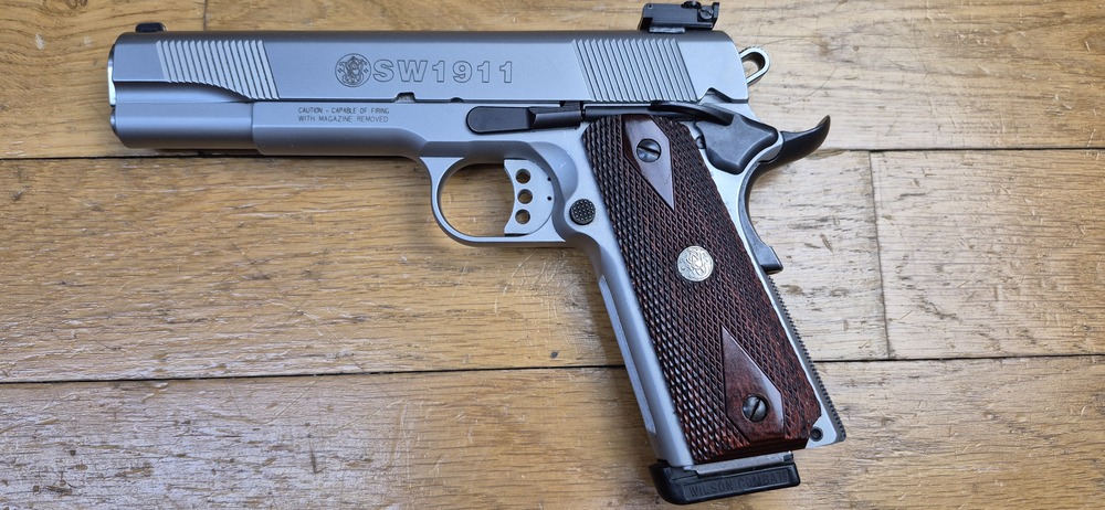 Très beau 1911 par Smith & Wesson - En 45acp et 8 coups - 100% acier Inox (pas de plastoc!) - Usinages Smith! - Très bon état mécanique et esthétique - Boite d'origine - TBE+ – Image 2