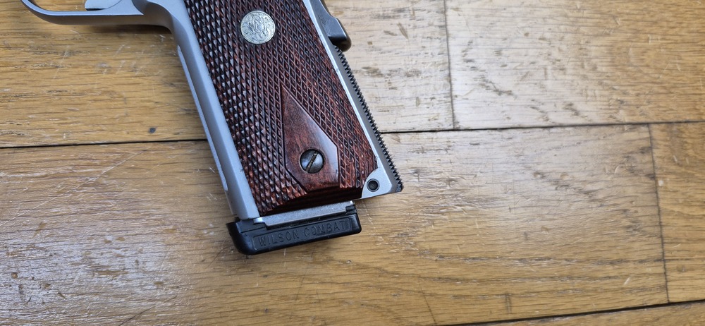 Très beau 1911 par Smith & Wesson - En 45acp et 8 coups - 100% acier Inox (pas de plastoc!) - Usinages Smith! - Très bon état mécanique et esthétique - Boite d'origine - TBE+ – Image 3