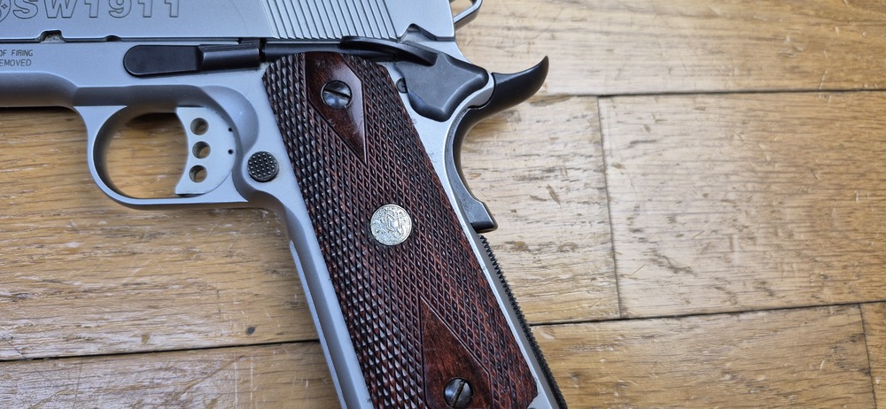 Très beau 1911 par Smith & Wesson - En 45acp et 8 coups - 100% acier Inox (pas de plastoc!) - Usinages Smith! - Très bon état mécanique et esthétique - Boite d'origine - TBE+ – Image 4