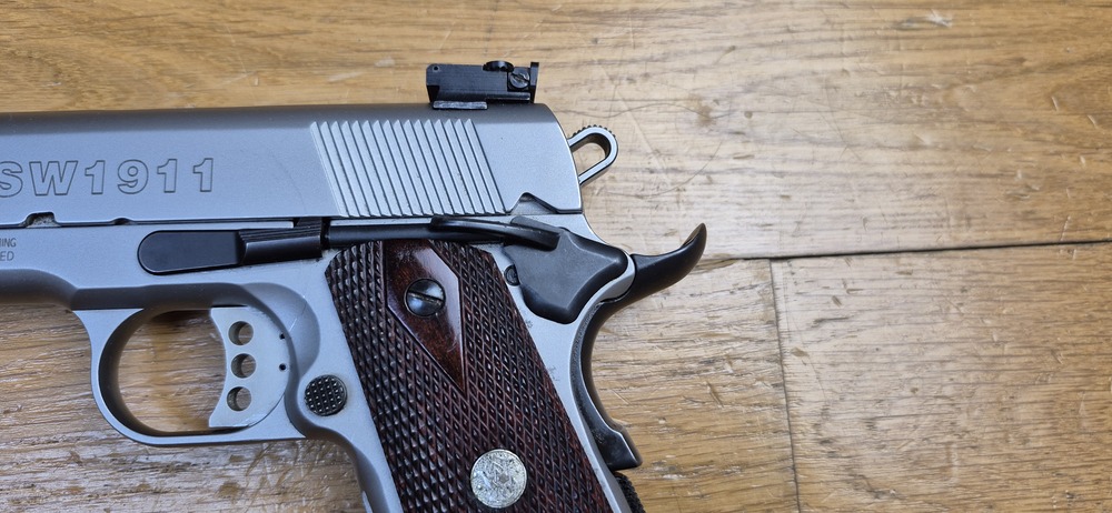 Très beau 1911 par Smith & Wesson - En 45acp et 8 coups - 100% acier Inox (pas de plastoc!) - Usinages Smith! - Très bon état mécanique et esthétique - Boite d'origine - TBE+ – Image 5