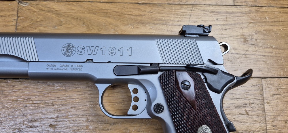 Très beau 1911 par Smith & Wesson - En 45acp et 8 coups - 100% acier Inox (pas de plastoc!) - Usinages Smith! - Très bon état mécanique et esthétique - Boite d'origine - TBE+ – Image 6