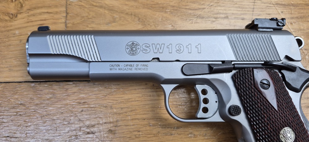 Très beau 1911 par Smith & Wesson - En 45acp et 8 coups - 100% acier Inox (pas de plastoc!) - Usinages Smith! - Très bon état mécanique et esthétique - Boite d'origine - TBE+ – Image 7
