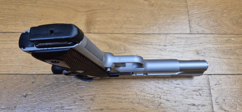 Très beau 1911 par Smith & Wesson - En 45acp et 8 coups - 100% acier Inox (pas de plastoc!) - Usinages Smith! - Très bon état mécanique et esthétique - Boite d'origine - TBE+ – Image 8