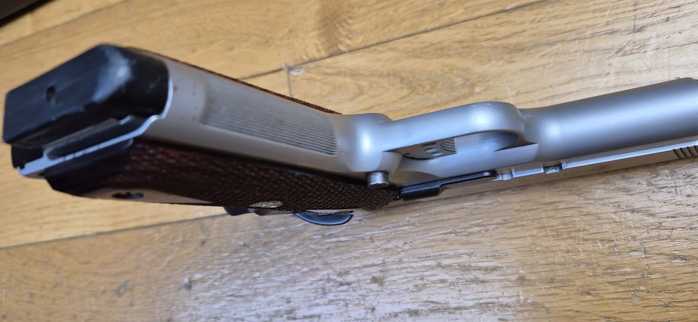 Très beau 1911 par Smith & Wesson - En 45acp et 8 coups - 100% acier Inox (pas de plastoc!) - Usinages Smith! - Très bon état mécanique et esthétique - Boite d'origine - TBE+ – Image 10