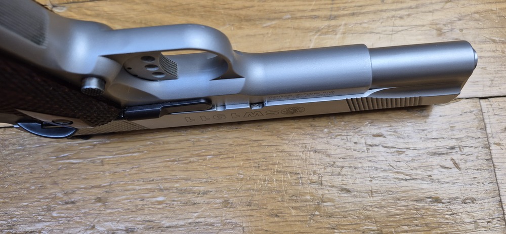 Très beau 1911 par Smith & Wesson - En 45acp et 8 coups - 100% acier Inox (pas de plastoc!) - Usinages Smith! - Très bon état mécanique et esthétique - Boite d'origine - TBE+ – Image 11
