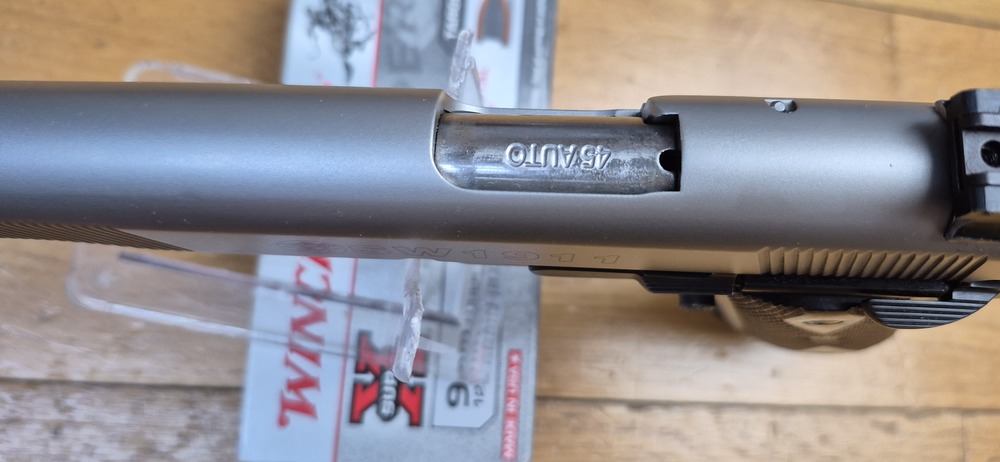 Très beau 1911 par Smith & Wesson - En 45acp et 8 coups - 100% acier Inox (pas de plastoc!) - Usinages Smith! - Très bon état mécanique et esthétique - Boite d'origine - TBE+ – Image 18